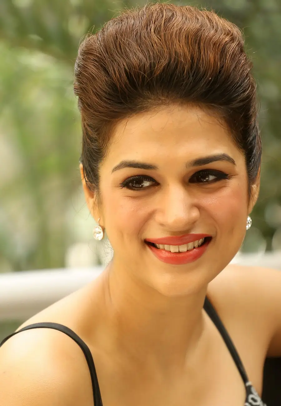 Shraddha Das Long Hair Smiling Face Closeup Wallpapers